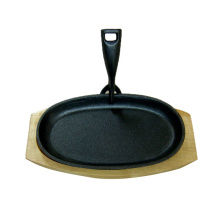 Чугунная сковорода Фахита с деревянной тарелкой